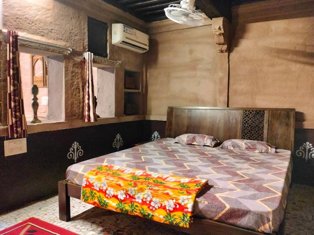 - une chambre avec un grand lit dans l'établissement Casa De Jodhpur, à Jodhpur