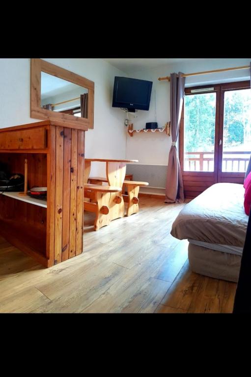 TV a/nebo společenská místnost v ubytování Studio porte du Mont Blanc Combloux aux pieds des pistes