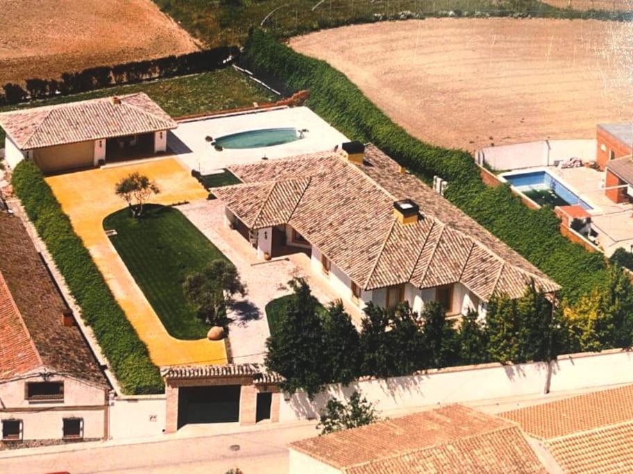 una vista aérea de una casa con piscina en Casa Villa Jarocha, en Recas