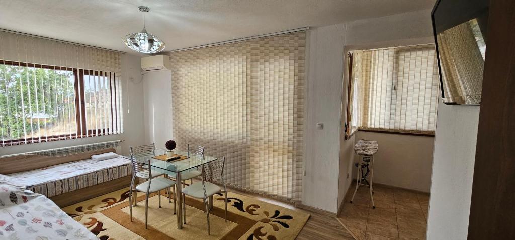 サンダンスキにあるД и В 1 - D & V 1 Apartmentのベッド、テーブル、窓が備わる客室です。