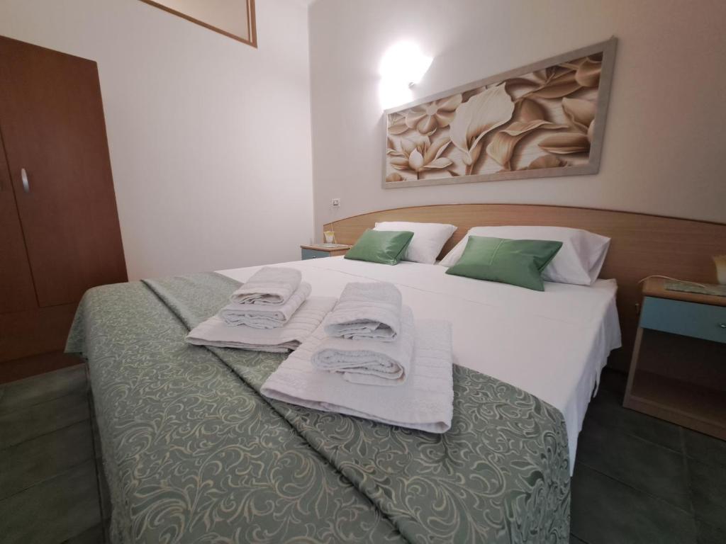 pokój hotelowy z łóżkiem z ręcznikami w obiekcie Depa Holidays w mieście Lizzanello