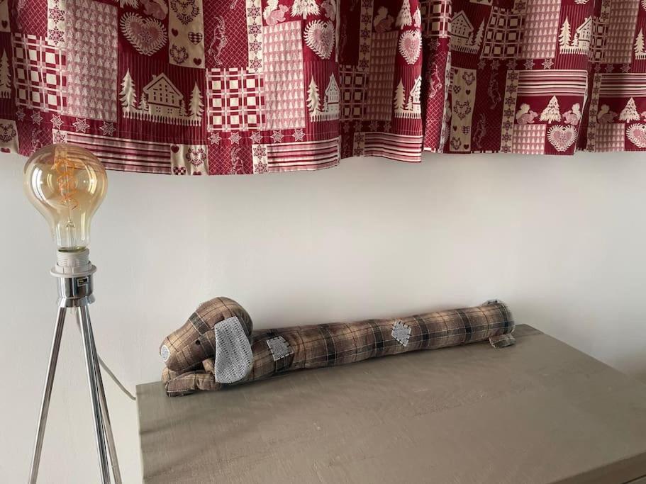 a wooden log on a table next to a lamp at Chalet cosy-vue sur la montagne & montgolfières in Saillagouse