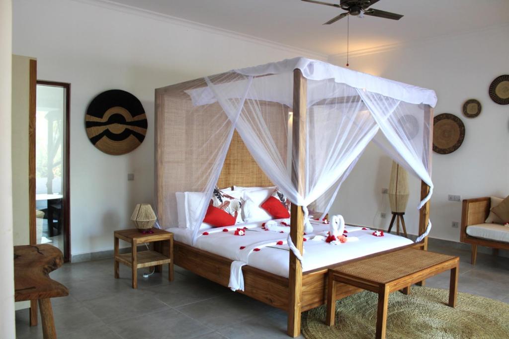 Postel nebo postele na pokoji v ubytování Kivuli Beach Resort Paje