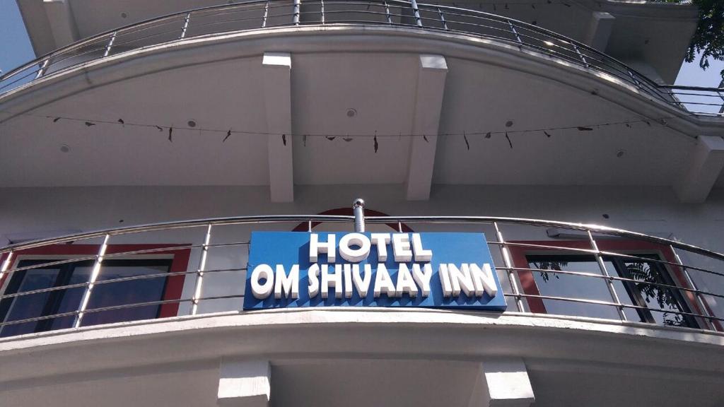 um sinal no topo de um navio de cruzeiro em HOTEL OM SHIVAAY INN em Rishikesh