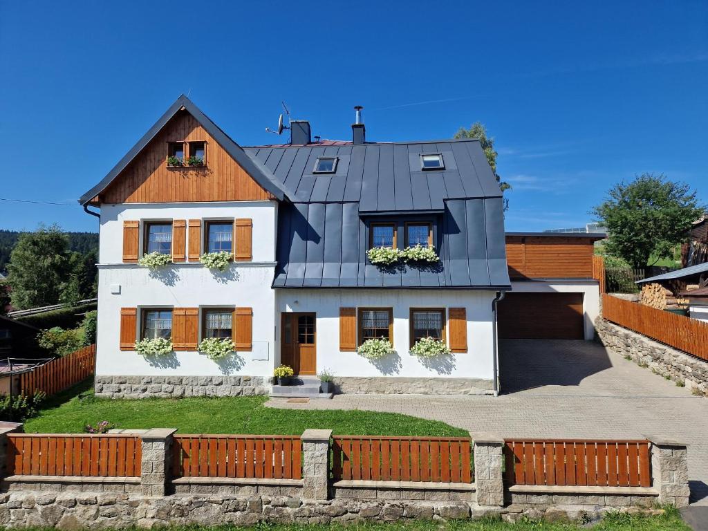 una casa blanca con techo gris en Pension MAX en Pernink