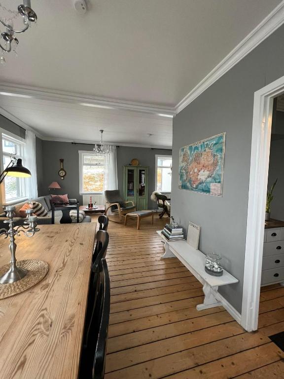 Posezení v ubytování Landakot The Perfect Getaway by StayNorth