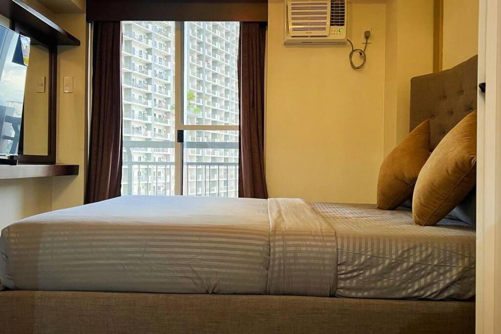Säng eller sängar i ett rum på Condo Pasig near BGC