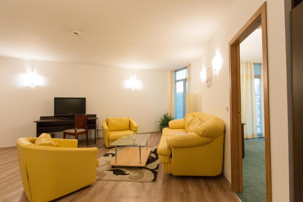 Junior Suite with Pool View and balcony
