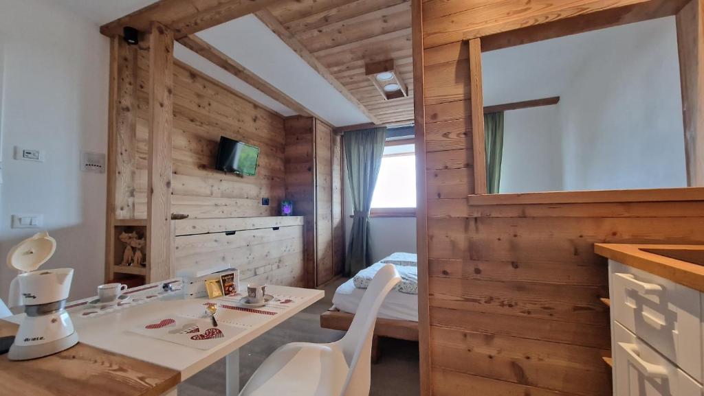 Guest House Dolomiti في باسيلغا دي بيني: حمام مع حوض ومغسلة في الغرفة