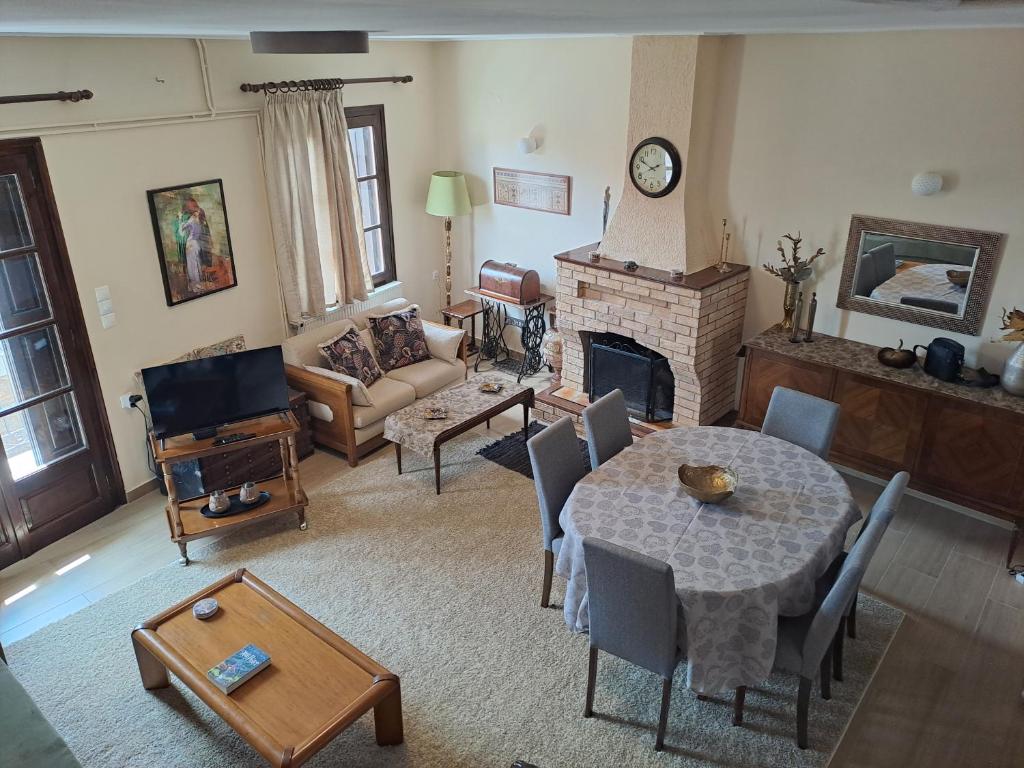 阿拉霍瓦的住宿－Ilias home Arachova，客厅配有桌子和壁炉