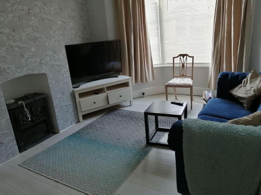 TV at/o entertainment center sa Seaside 2 bed terraced house with garden and free parking