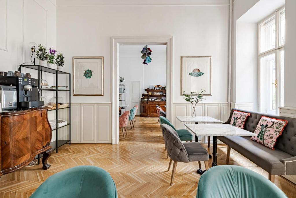 House Beletage-Boutique في بودابست: غرفة معيشة مع أريكة وطاولة