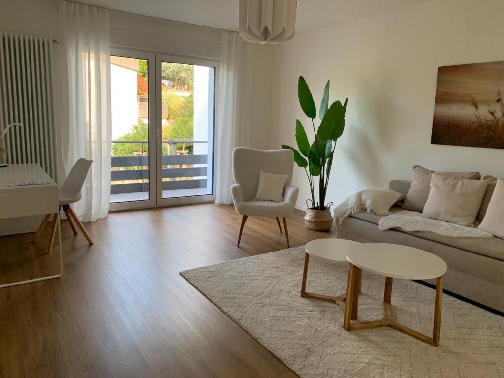 uma sala de estar com um sofá e uma mesa em Eckberg Apartment near City Centre & Nature em Baden-Baden