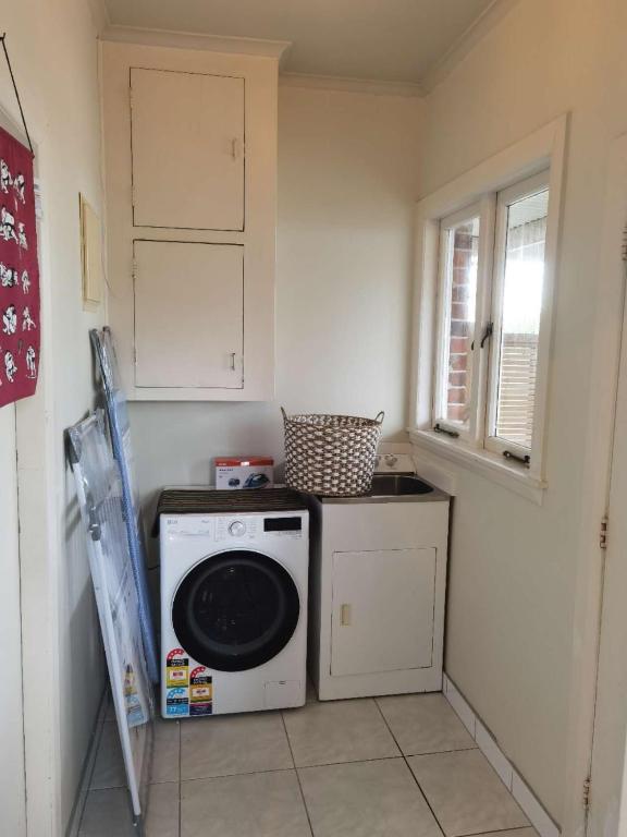 Epsom Red House - Resim 14