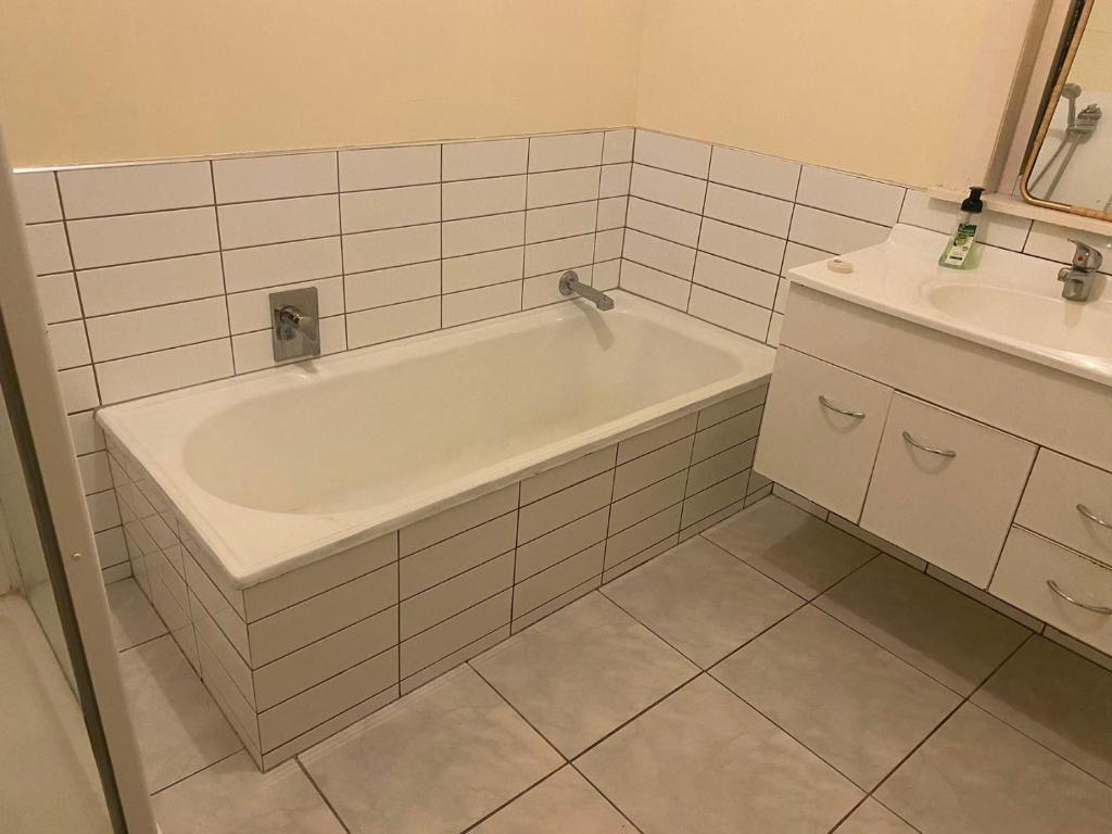 Epsom Red House - Resim 15