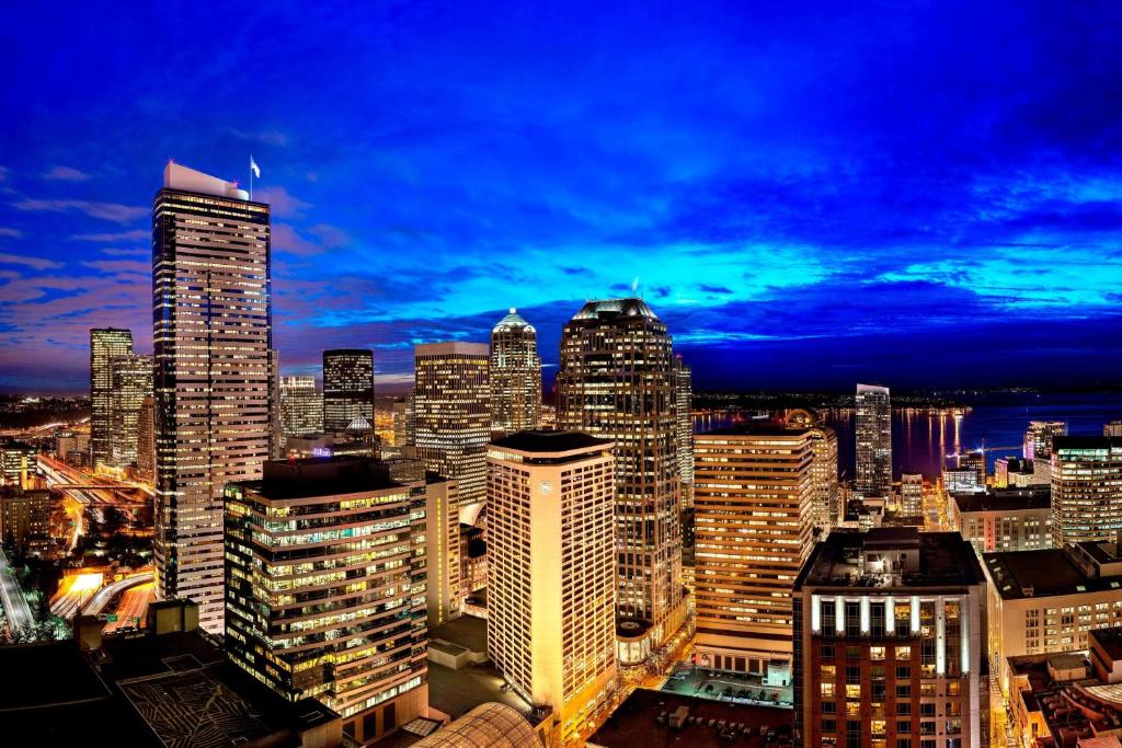 Blick auf die Skyline der Stadt in der Nacht in der Unterkunft Sheraton Grand Seattle in Seattle