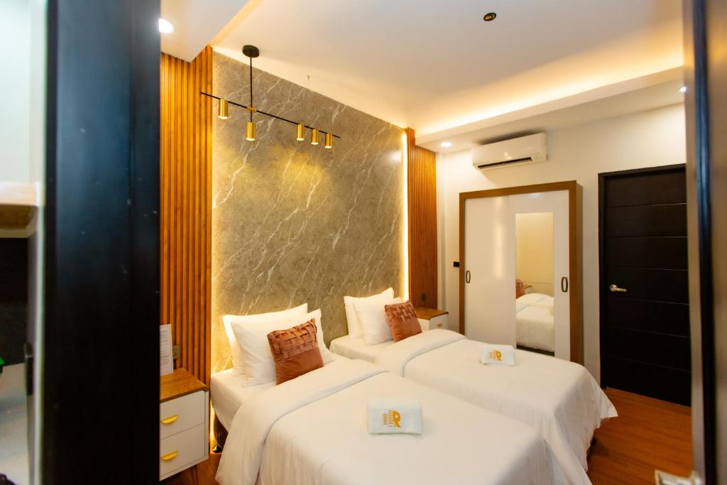 Postel nebo postele na pokoji v ubytování Rockfort Hotel