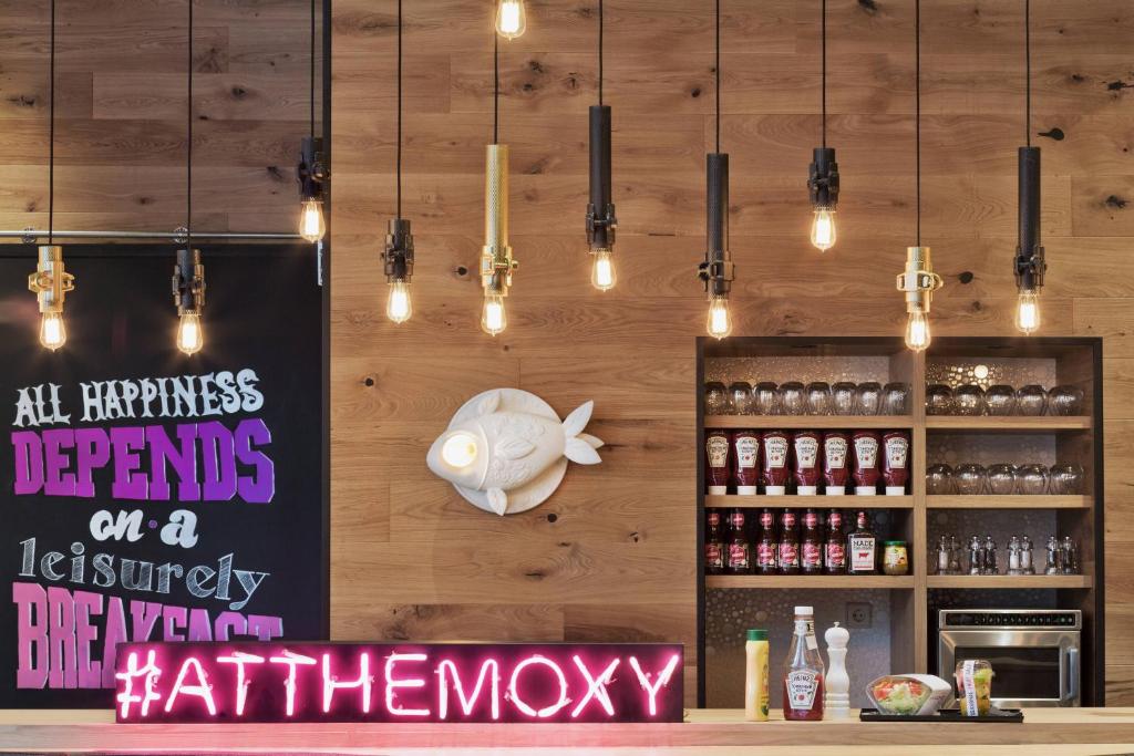 Certifikát, hodnocení, plakát nebo jiný dokument vystavený v ubytování Moxy Tbilisi