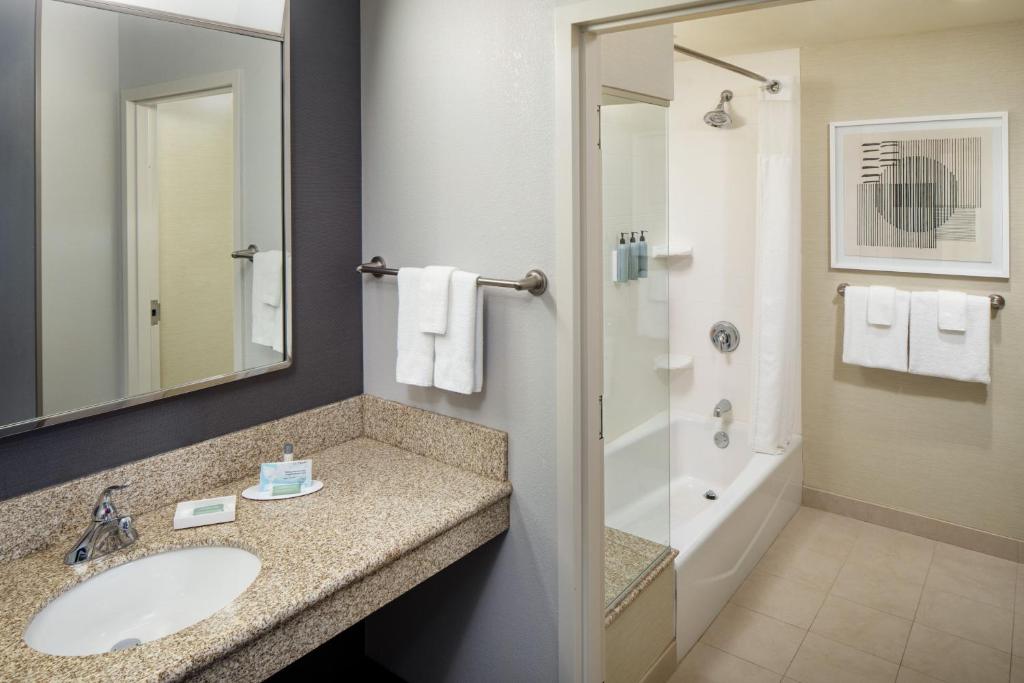Courtyard by Marriott Charleston Downtown/Civic Center photo