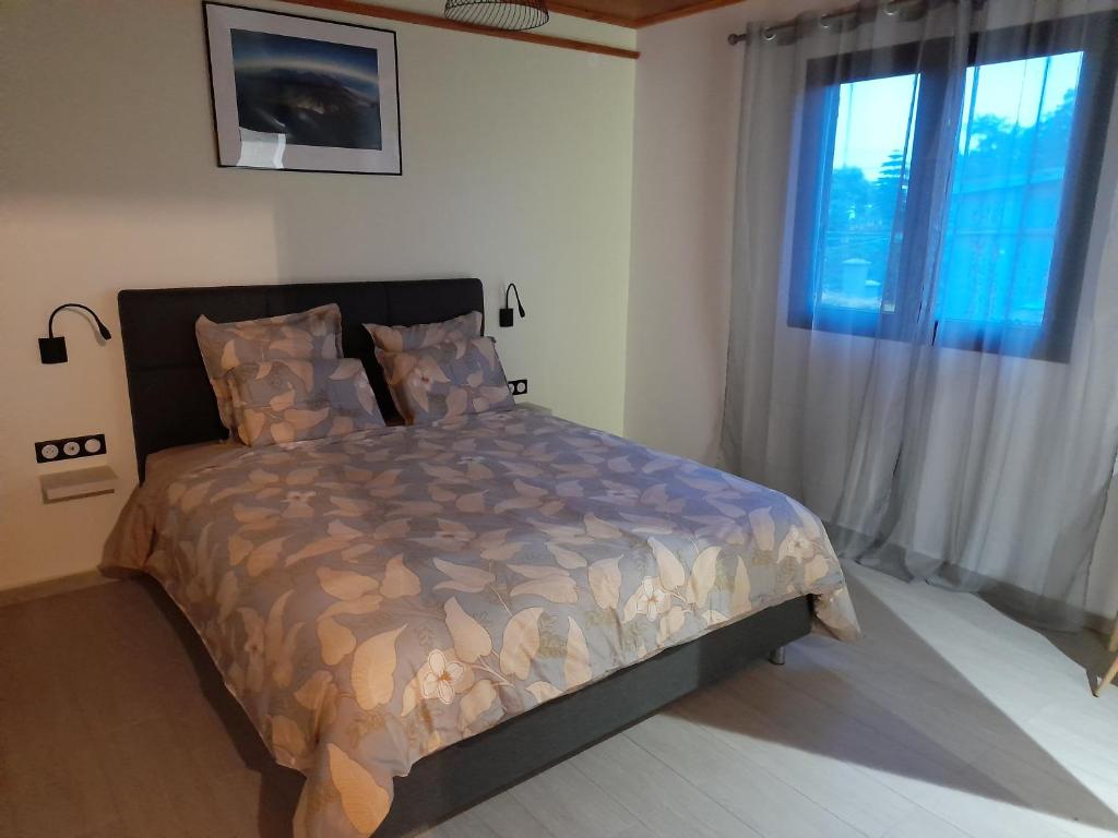 Postel nebo postele na pokoji v ubytování LES SOMMETS DE SALAZIE CHAMBRES D'HÔTES