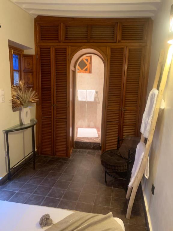 Postel nebo postele na pokoji v ubytování Riad Le Roy’s
