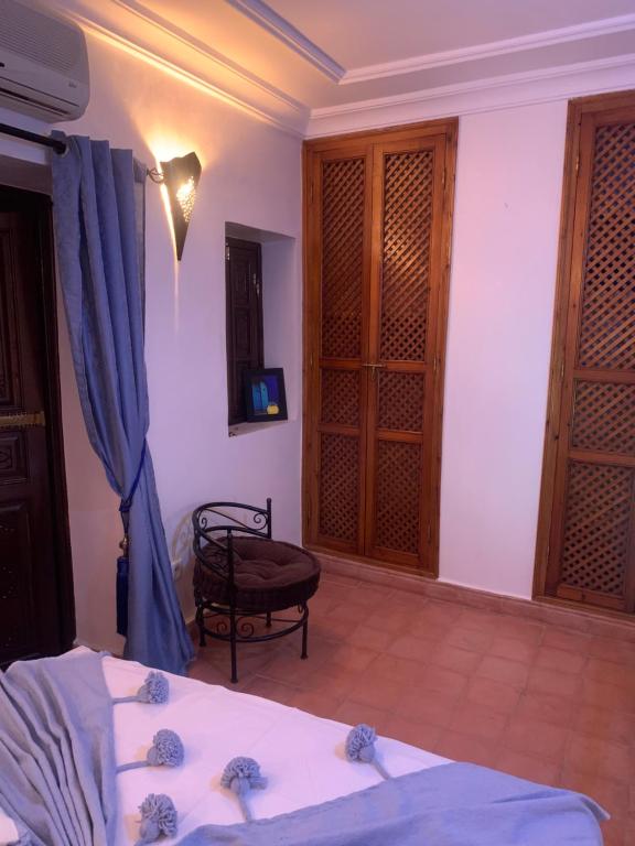 Postel nebo postele na pokoji v ubytování Riad Le Roy’s