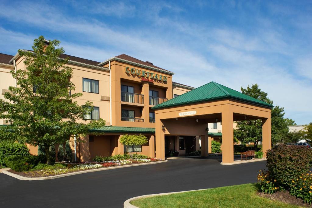 a front view of a hotel with a parking lot at Courtyard Toledo Maumee/Arrowhead in Maumee