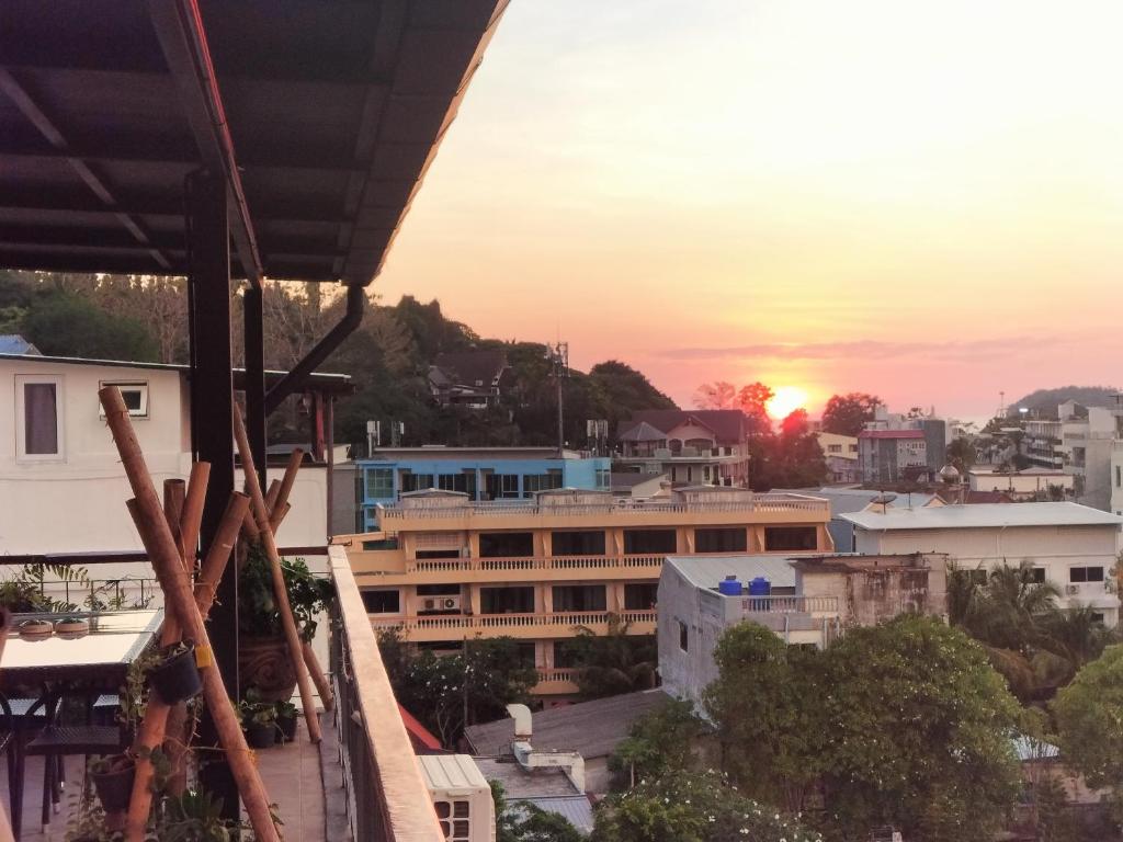 Východ nebo západ slunce při pohledu z hotelu nebo okolí