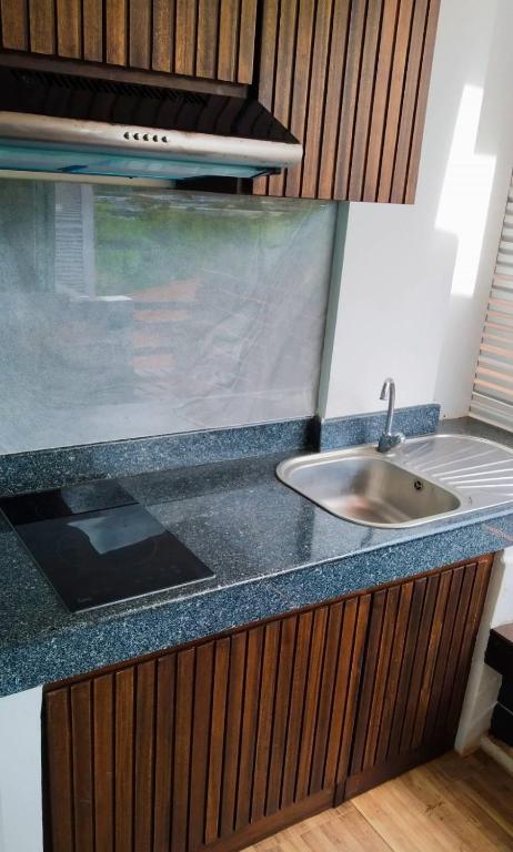 Kuchyň nebo kuchyňský kout v ubytování Kata Beach Studio Phuket