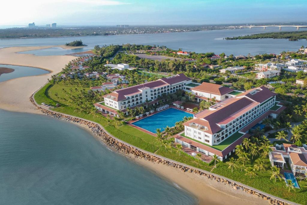 vista aerea sul resort e sulla spiaggia di Renaissance Hoi An Resort & Spa a Hoi An