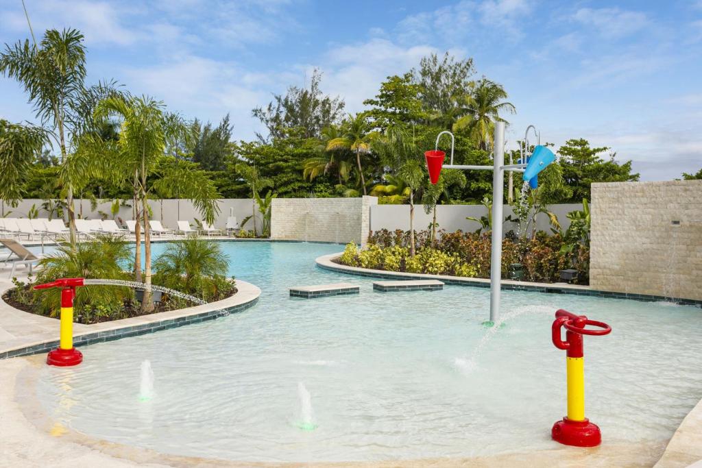 Bazén v ubytování Fairfield by Marriott Luquillo Beach nebo v jeho okolí