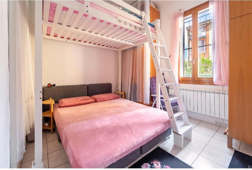 ein Schlafzimmer mit einem Etagenbett mit einer Leiter in der Unterkunft San Luca in Bologna