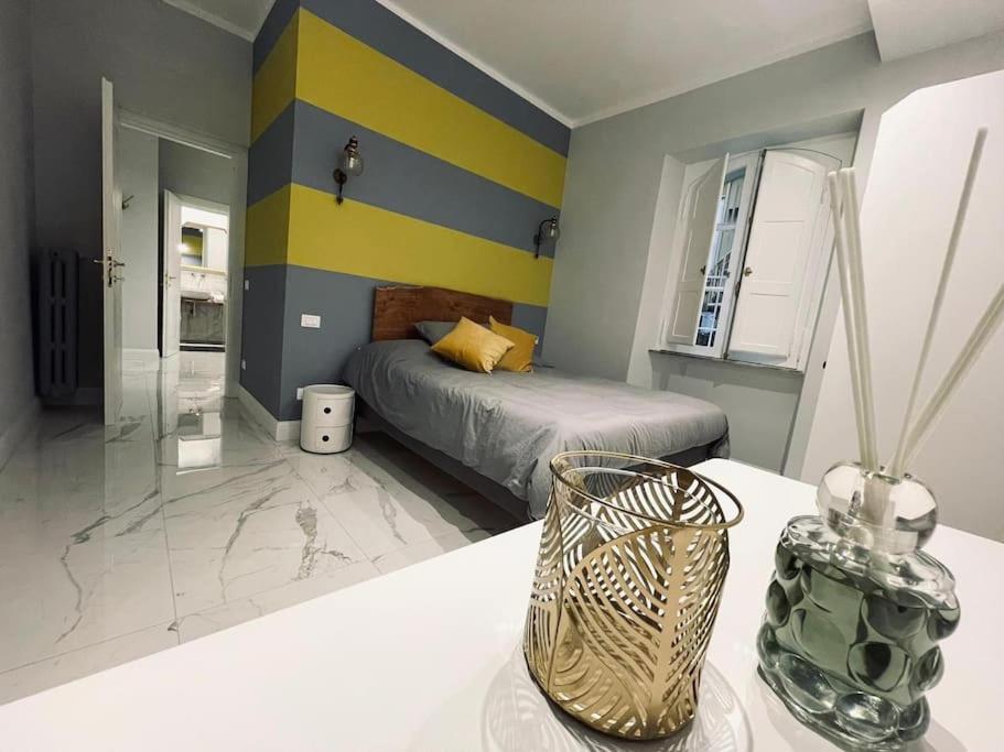 een slaapkamer met een bed en een gele en blauwe muur bij Vatican Tiny House in Rome