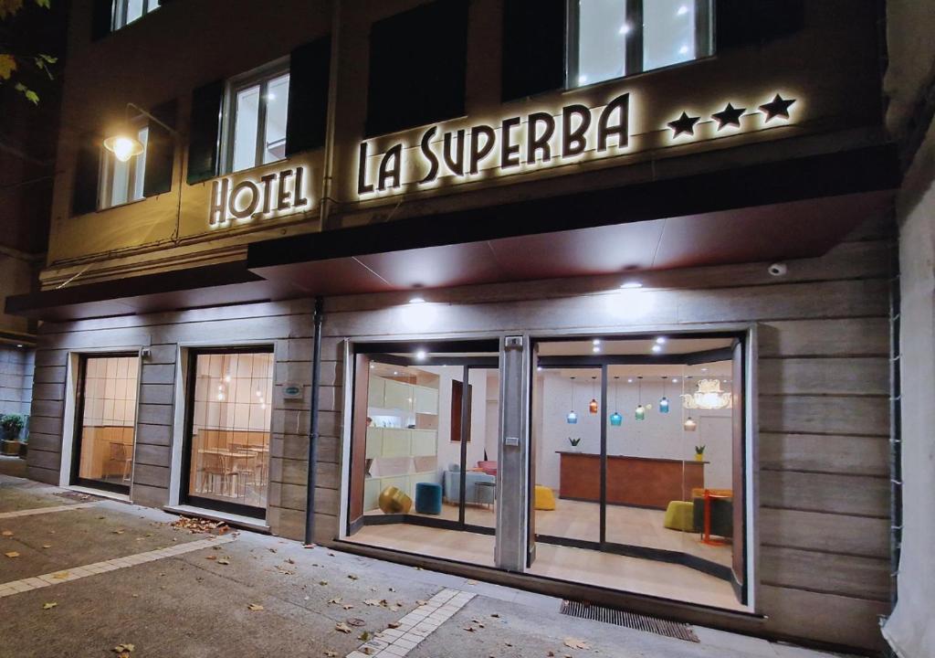 un negozio di fronte con un cartello che dice la superba di Hotel La Superba a Genova