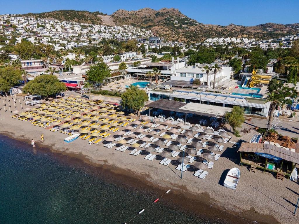 eine Luftansicht eines Parkplatzes mit parkenden Booten in der Unterkunft Petunya Beach Resort in Ortakentyahşi