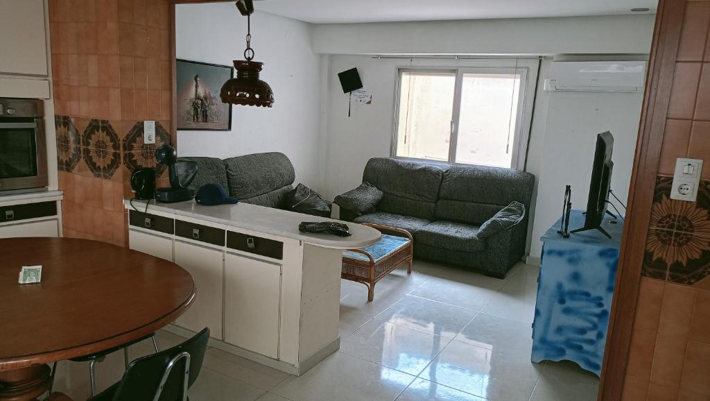 a kitchen and living room with a couch and a table at Apartamento Retro in Sagunto