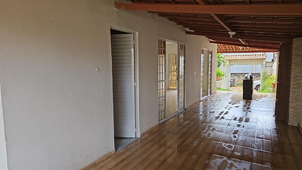 un couloir vide d'une maison revêtue de parquet dans l'établissement Casa de Bênçãos, à Santo Antônio do Rio das Pedras