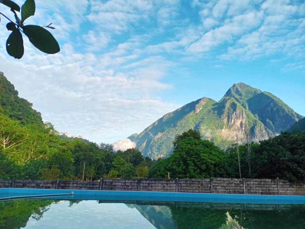 una vista de una montaña y un cuerpo de agua en NongKhiaw CampingSite Swimming Pool en Ban Nongkham
