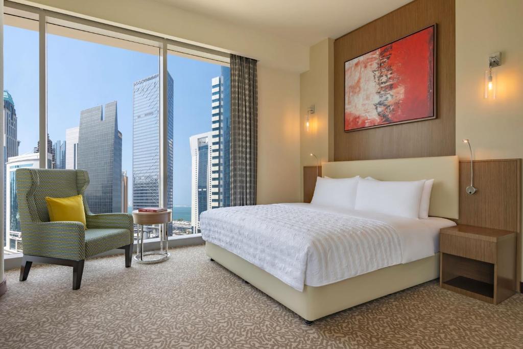 Postel nebo postele na pokoji v ubytování Le Méridien City Center Doha