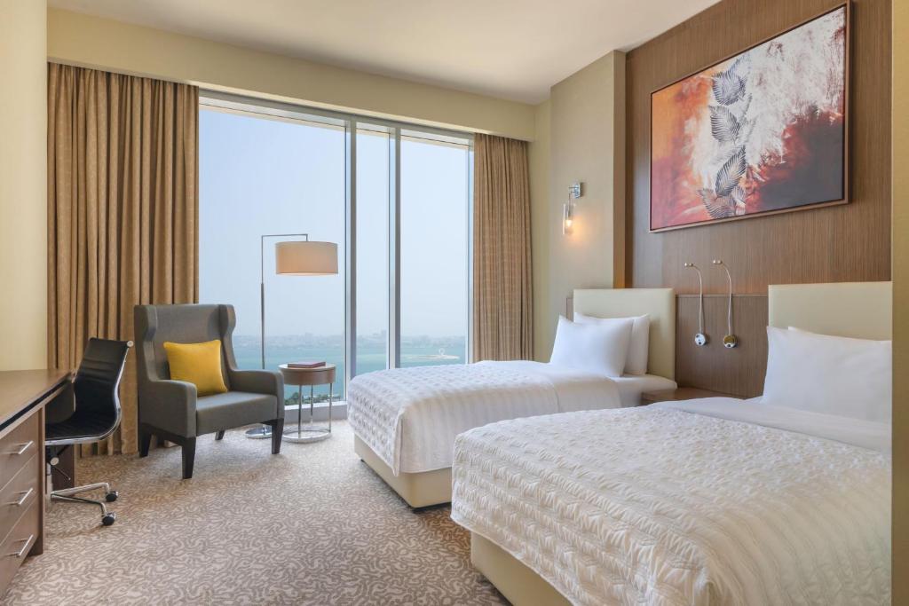 Postel nebo postele na pokoji v ubytování Le Méridien City Center Doha