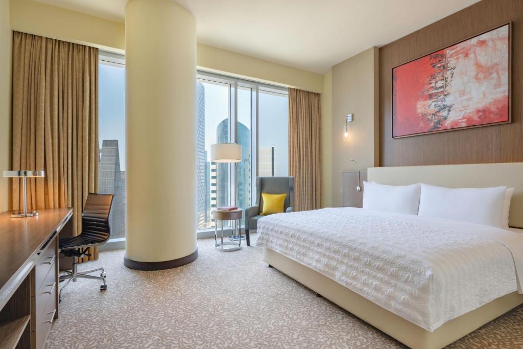 Postel nebo postele na pokoji v ubytování Le Méridien City Center Doha