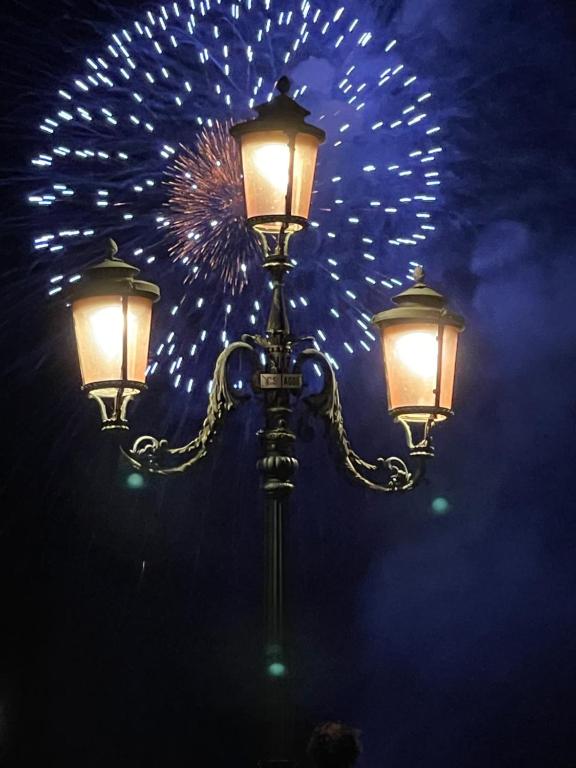 ヴェネツィアにあるBeautiful Veniceの花火を背景にした街灯