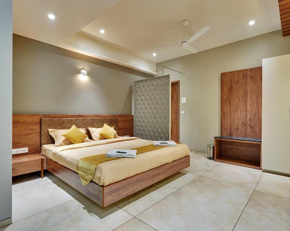 een slaapkamer met een groot bed in een kamer bij Hotel Swamini Kolhapur in Kolhapur