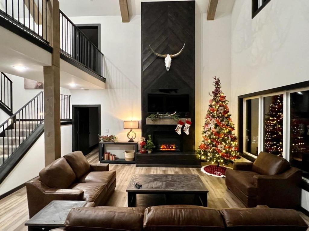 ein Wohnzimmer mit einem Weihnachtsbaum und einer Couch in der Unterkunft FREE Resort Amenities, Mini golf, Pool/Hot Tubs - PERFECT FOR LARGE FAMILY in Kimberling City