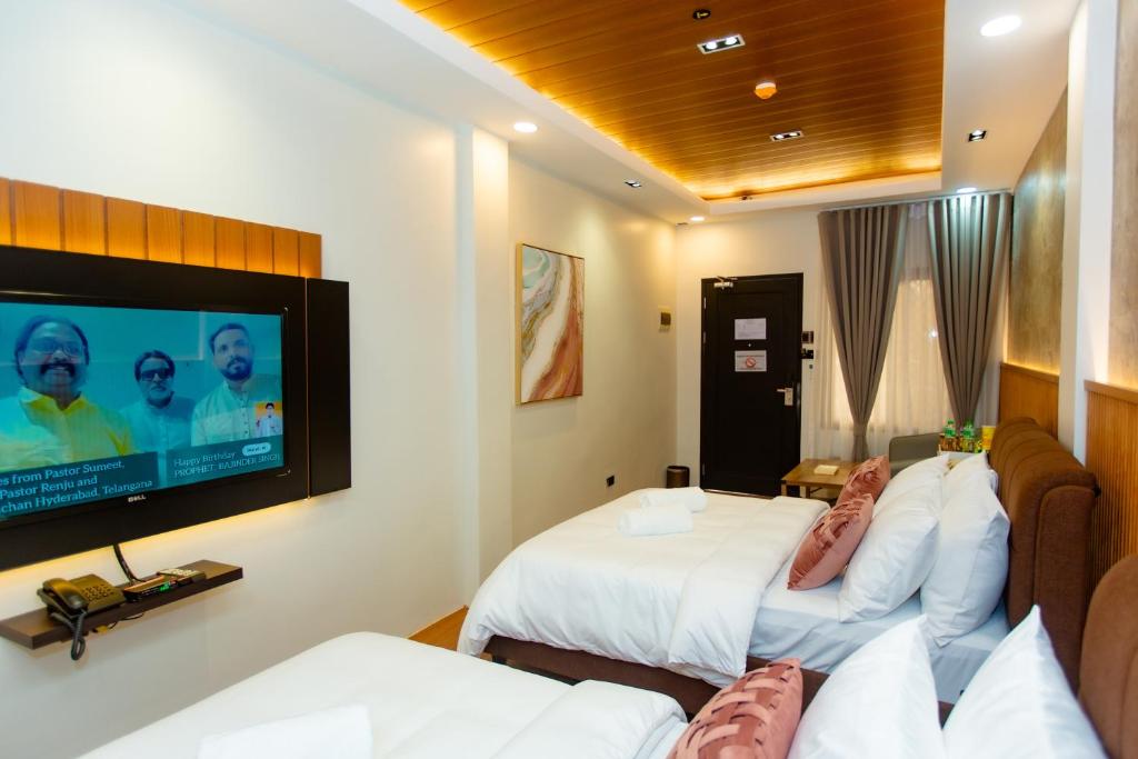 TV a/nebo společenská místnost v ubytování Rockfort Hotel