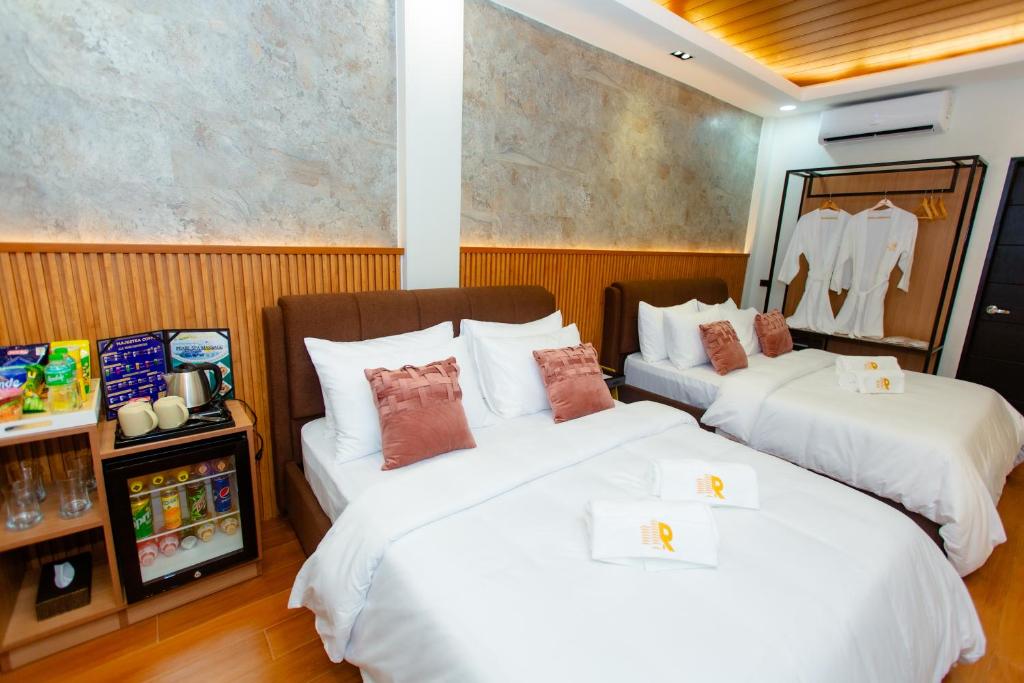 Postel nebo postele na pokoji v ubytování Rockfort Hotel
