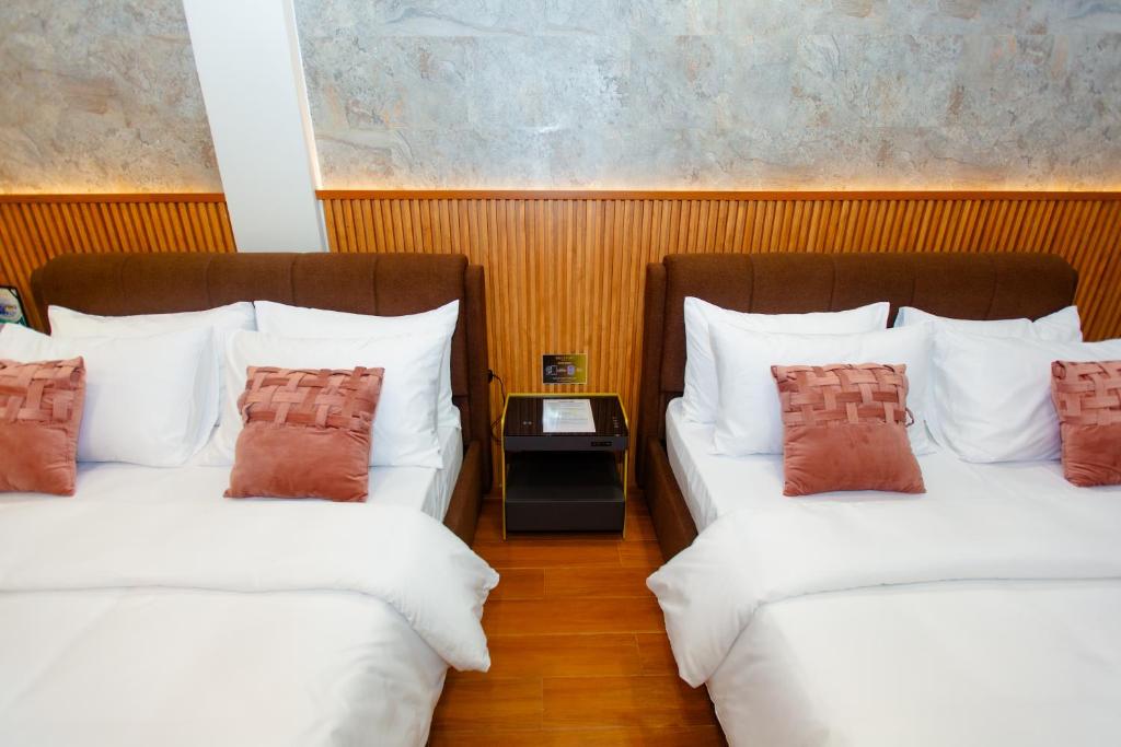 Postel nebo postele na pokoji v ubytování Rockfort Hotel