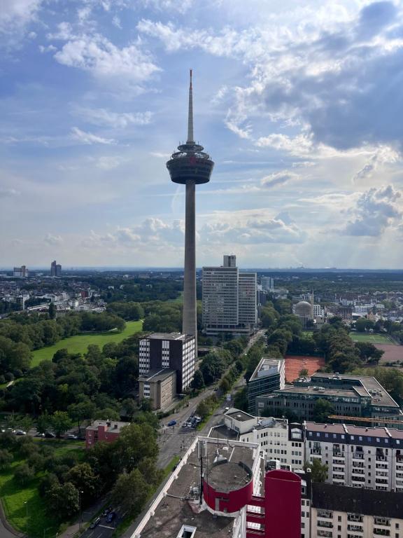 科隆的住宿－Ferienwohnung in Köln 2909，城市空间针塔的景色
