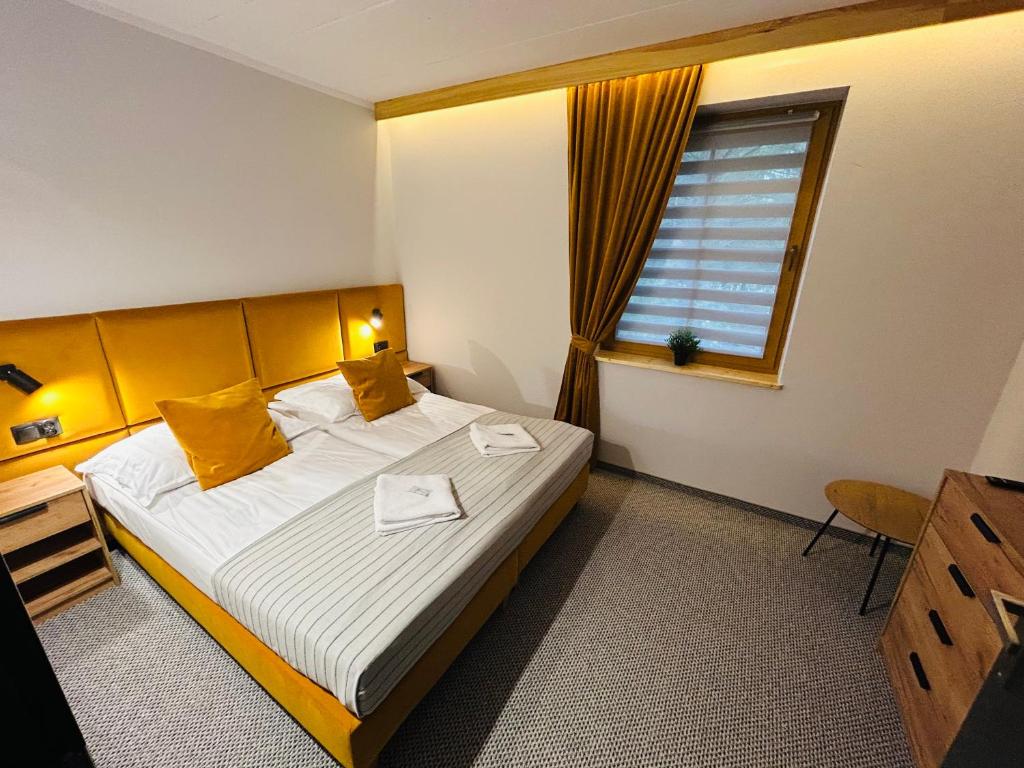 Łóżko lub łóżka w pokoju w obiekcie Hotel Czerwone Korale