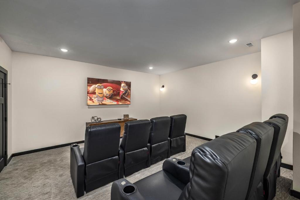 ein Wartezimmer mit schwarzen Ledersesseln und einer Wand in der Unterkunft Luxury Lakefront Villa - Over 30 FREE amenities included! in Kimberling City